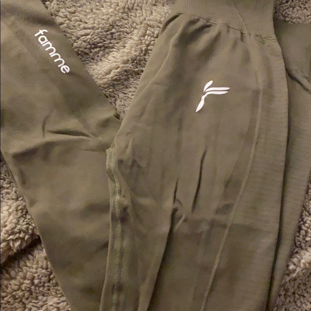 Seamless workout leggings
